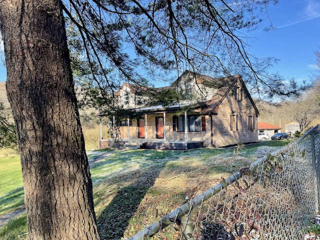 single story home with a front lawn