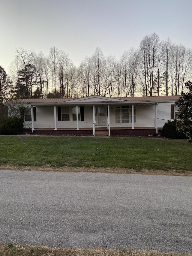 view of front of property with a lawn