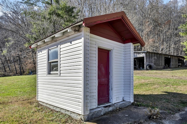 view of outdoor structure featuring a yard