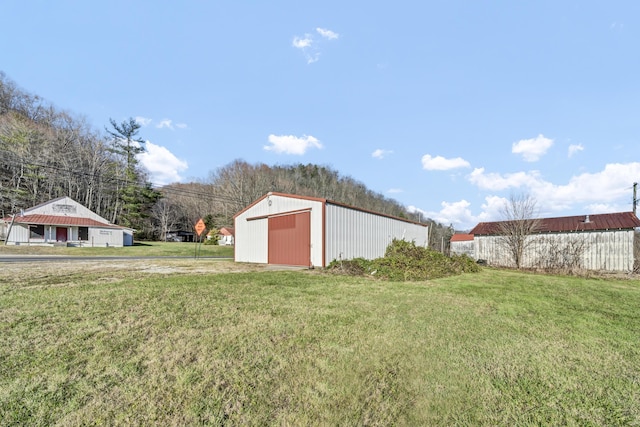 view of yard featuring an outbuilding