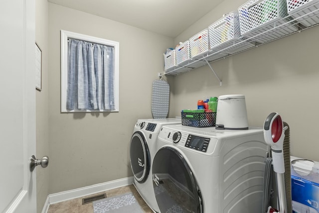 laundry room featuring light tile patterned floors and independent washer and dryer