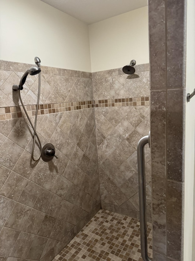 bathroom featuring a tile shower