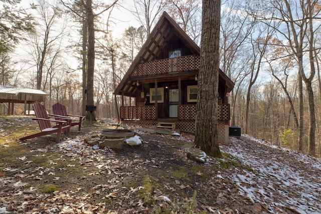 view of front of property with a fire pit and covered porch