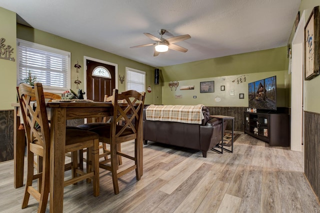 dining space featuring a textured ceiling, light hardwood / wood-style floors, and ceiling fan