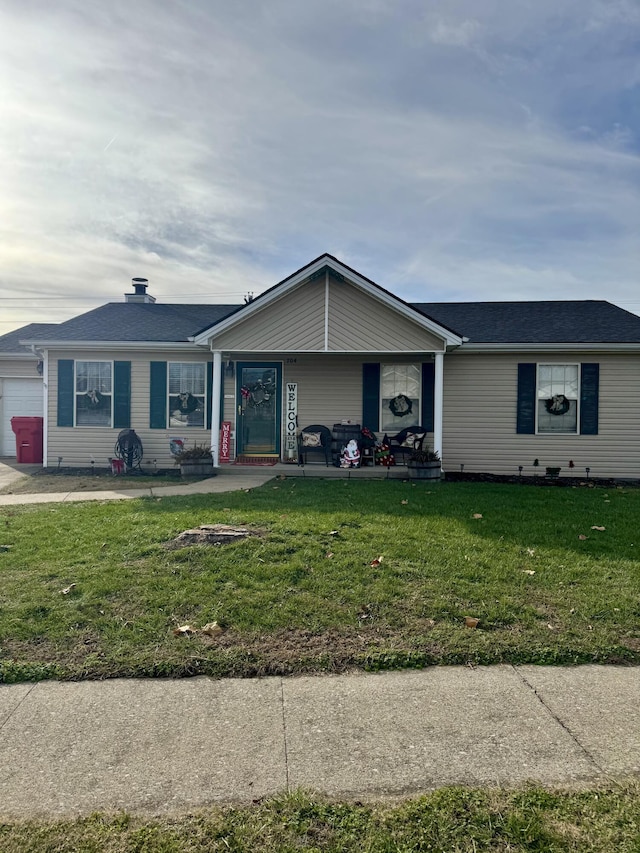 ranch-style home featuring a front lawn and a porch