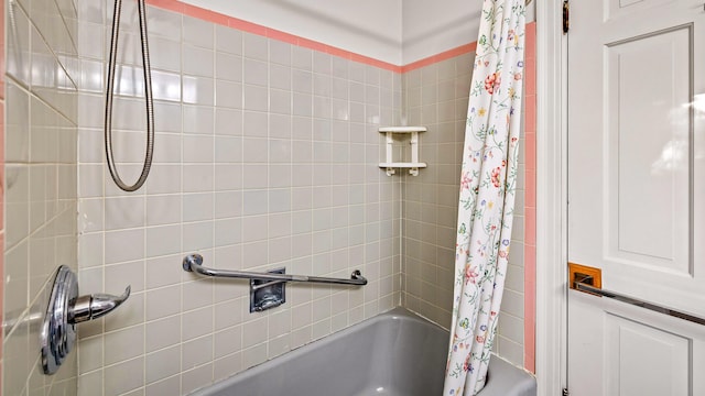 bathroom featuring shower / tub combo with curtain