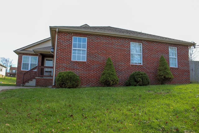 view of side of property featuring a lawn