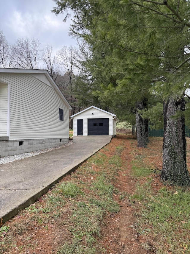 view of yard with a garage and an outdoor structure