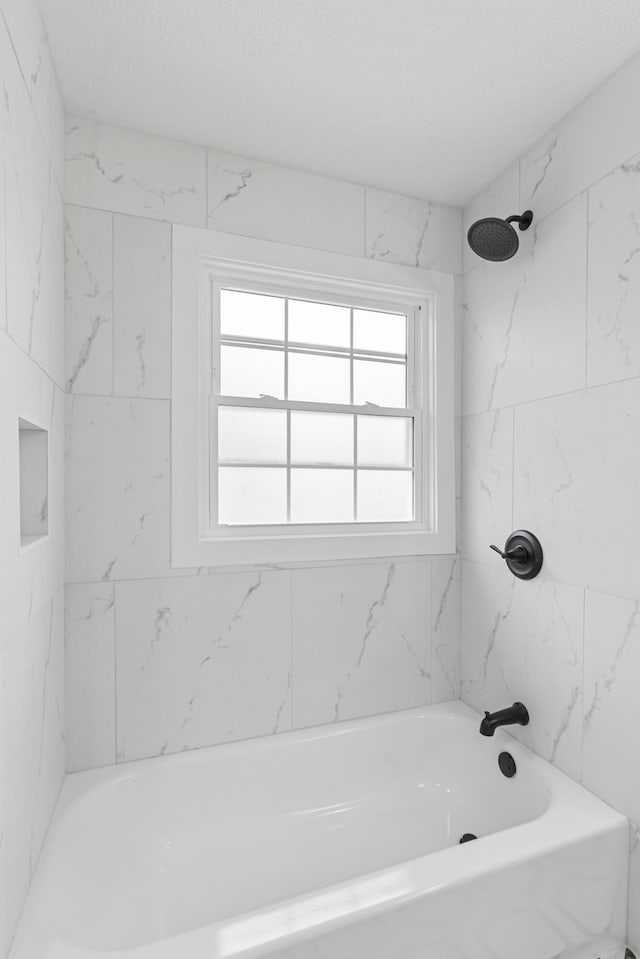 bathroom featuring tiled shower / bath combo