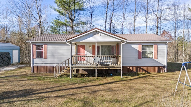 view of front of property with a front yard