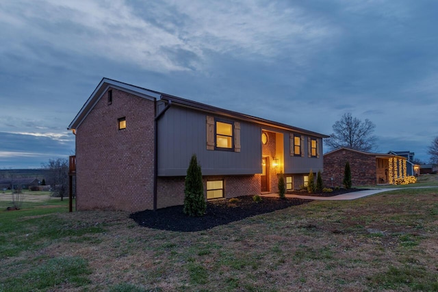 split foyer home featuring a lawn