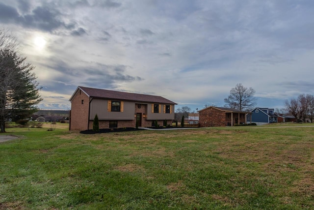 view of front of property with a yard