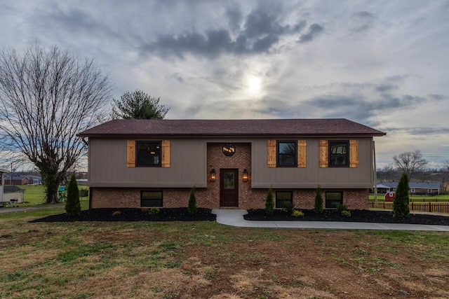 split foyer home featuring a front yard