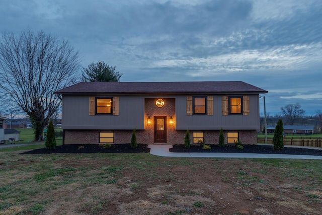 split foyer home featuring a front lawn