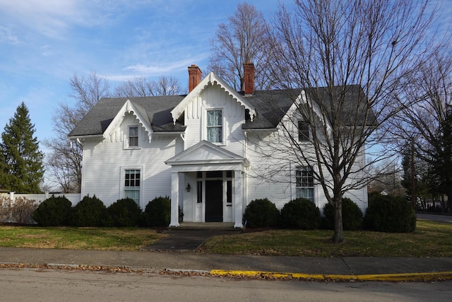 view of front facade with a front yard