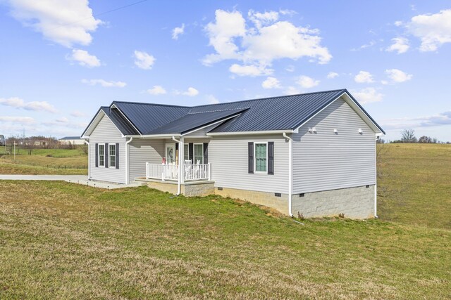 view of front of property with covered porch and a front lawn