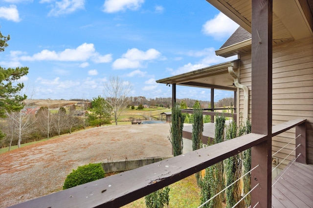 view of yard featuring an outbuilding