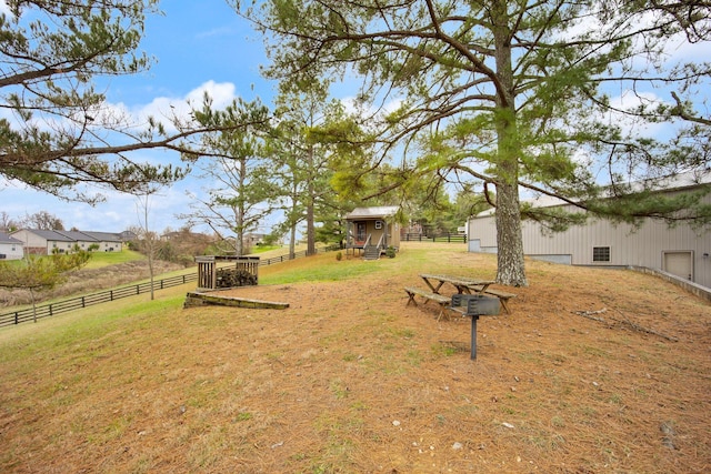 view of yard featuring an outbuilding