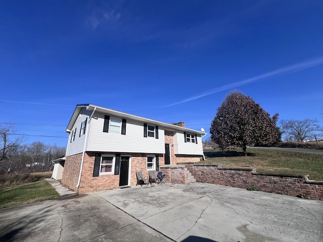 view of front facade with a front yard