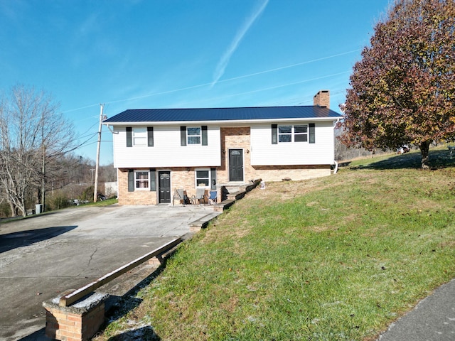 bi-level home featuring a front lawn