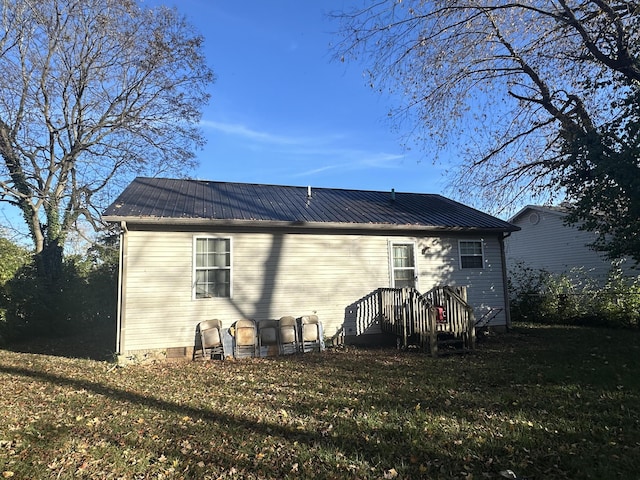 back of house featuring a lawn