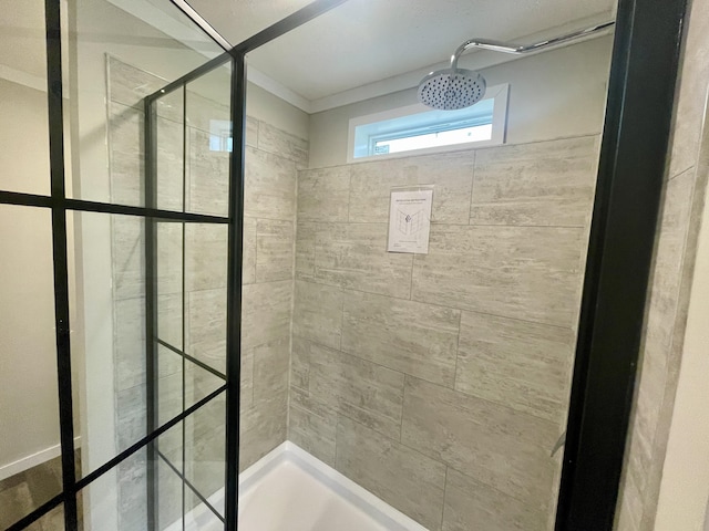 bathroom featuring a tile shower