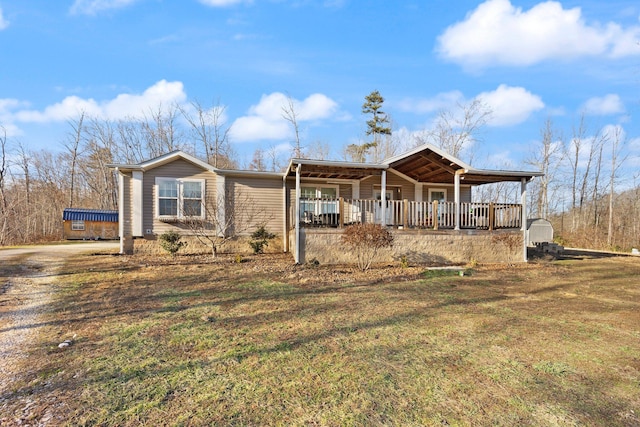 ranch-style house featuring a front lawn and a porch