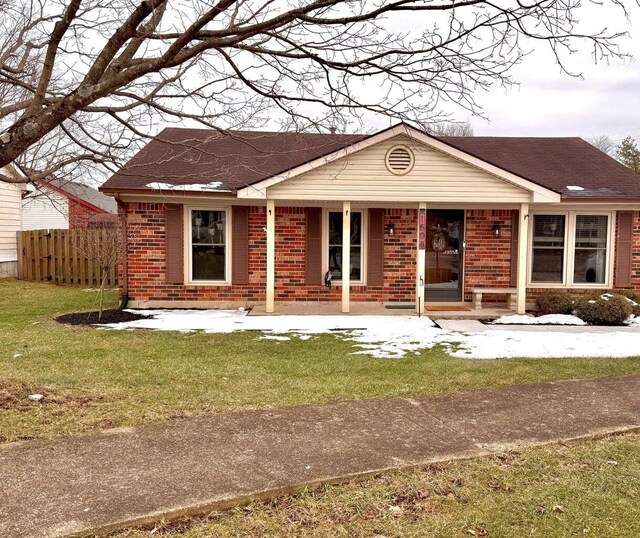 ranch-style house featuring a front yard