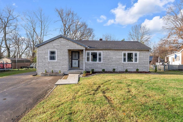 single story home featuring a front yard