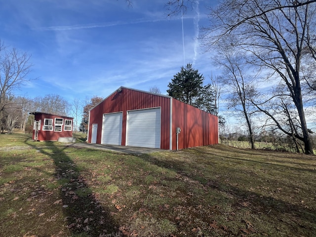 view of outdoor structure featuring a garage and a yard