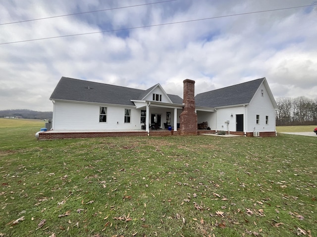 view of front of property featuring a front lawn