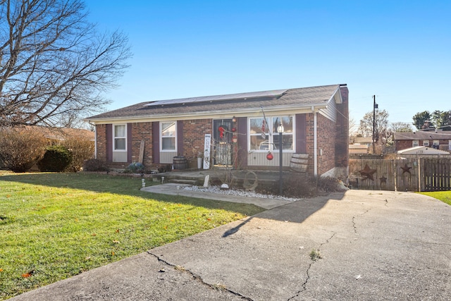 view of front of home featuring a front yard