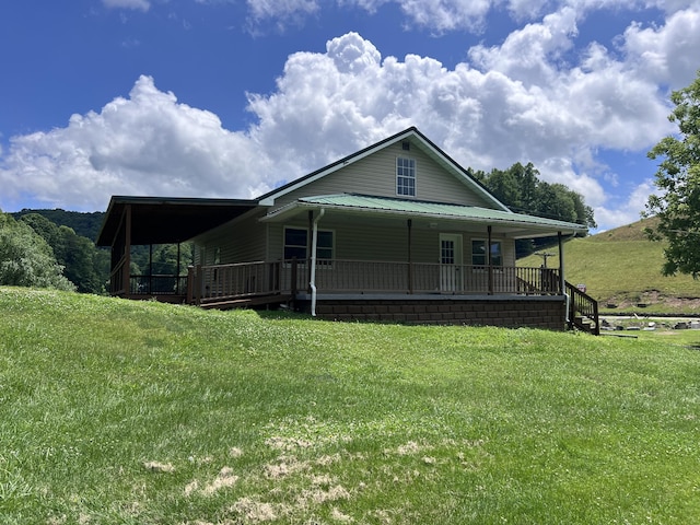 view of front of house featuring a front lawn and a porch