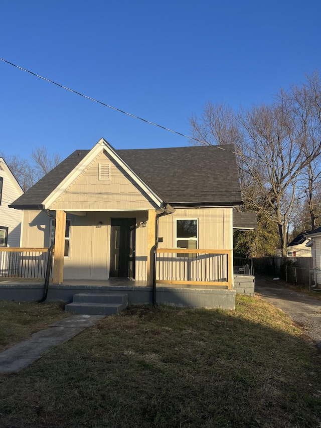 view of front facade featuring covered porch and a front lawn