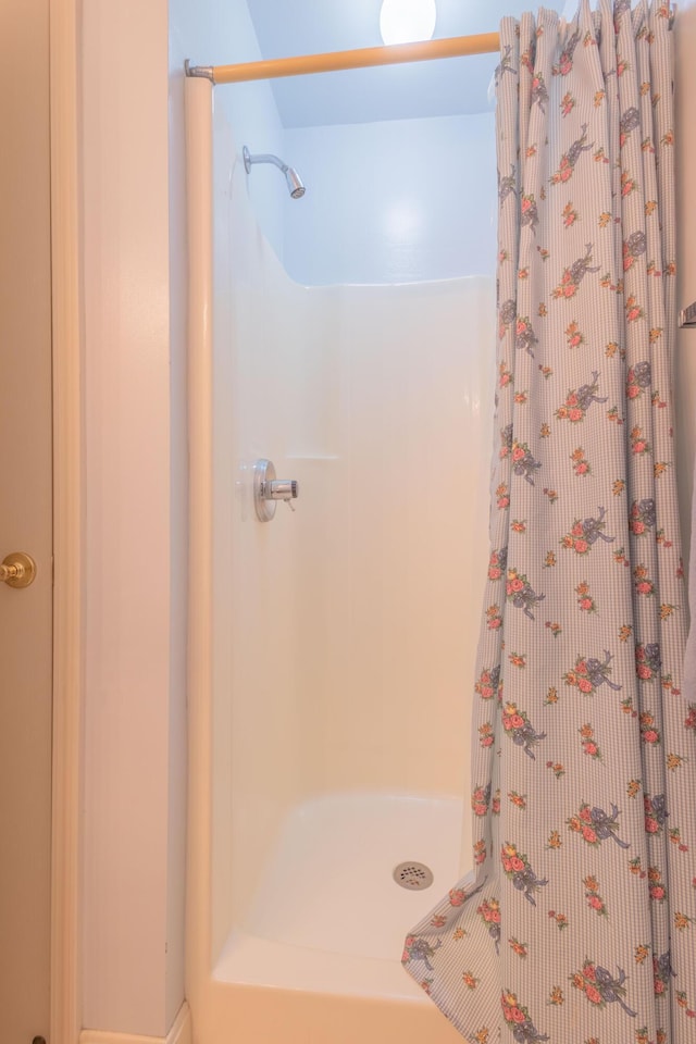 bathroom with curtained shower