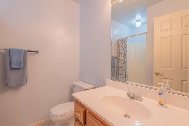 bathroom featuring a shower with curtain, vanity, and toilet