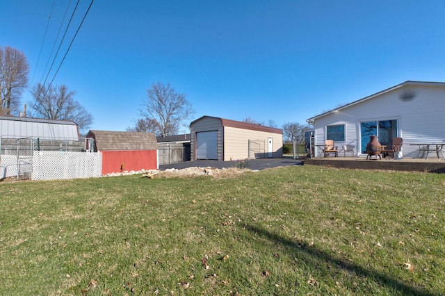 view of yard featuring a storage unit