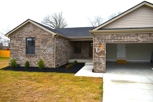 ranch-style home featuring a front lawn