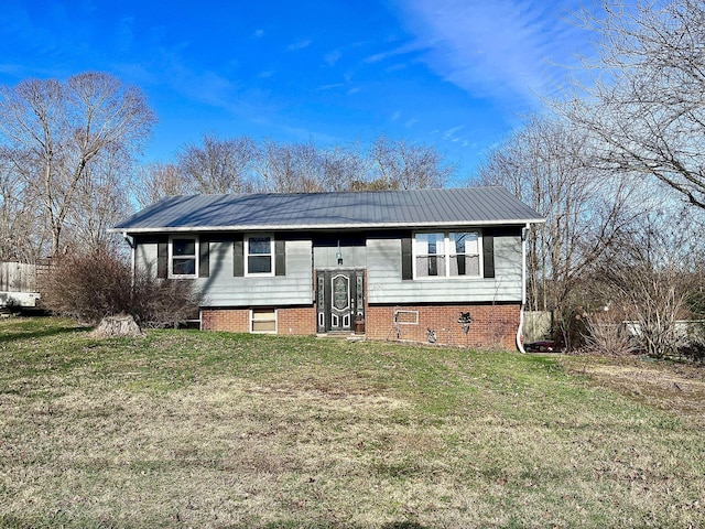 split foyer home featuring a front lawn