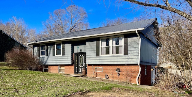 split foyer home featuring a front lawn