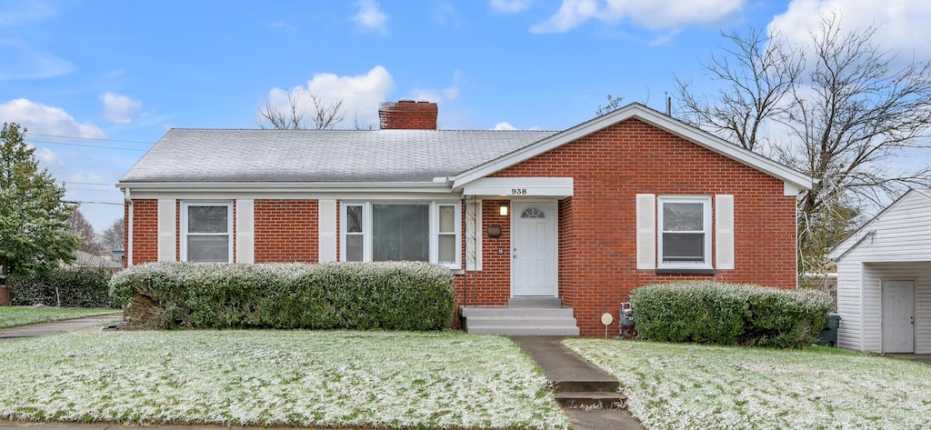 view of front of property with a front yard