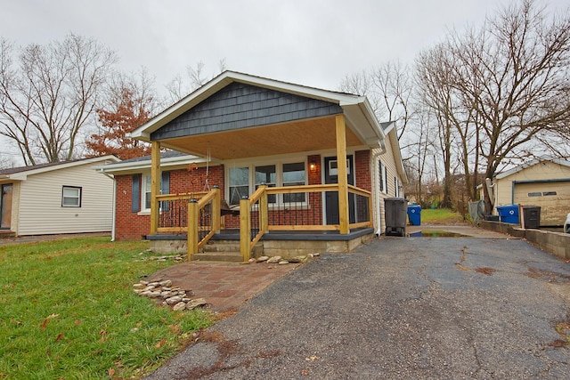 view of front of house featuring a porch and a front lawn