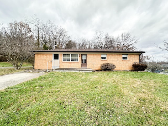 single story home with a front lawn