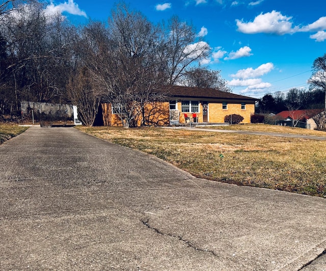 view of front facade featuring a front lawn