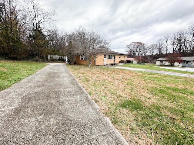 view of front of house featuring a front lawn