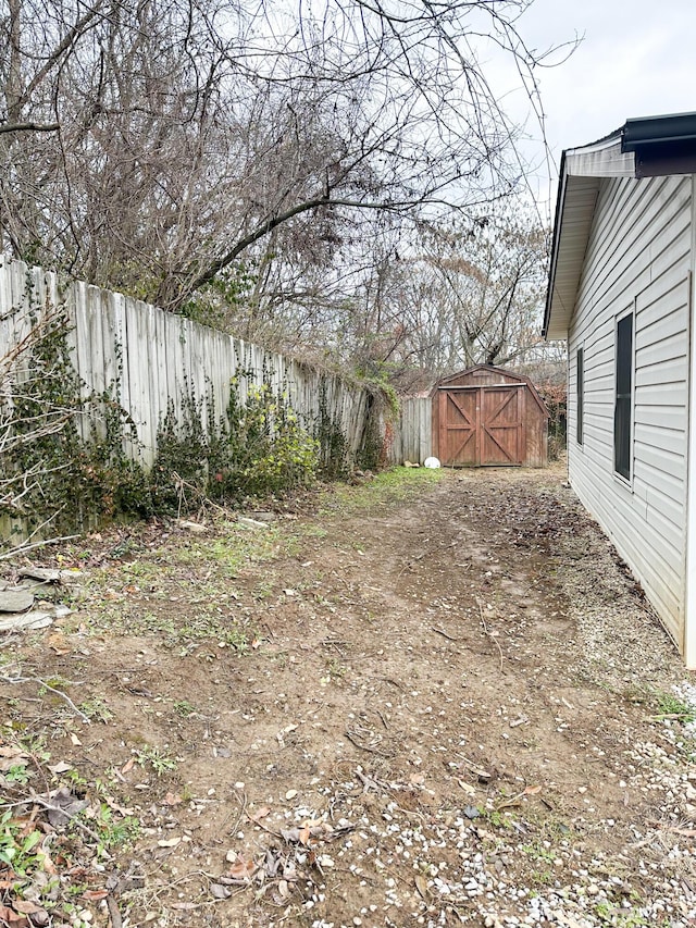 view of yard featuring a storage shed