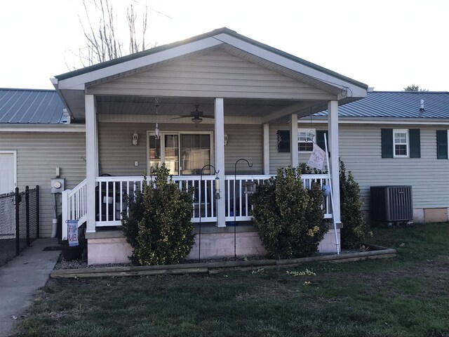 single story home featuring a front yard