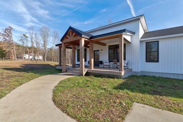 view of front of house featuring a front lawn and covered porch