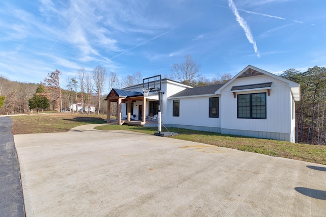 view of front facade featuring a porch and a front yard