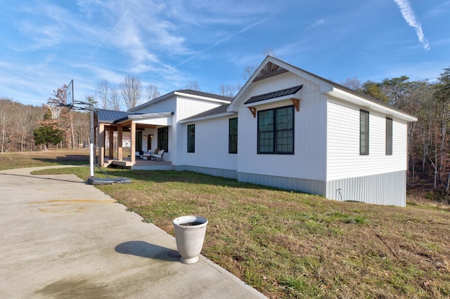 view of front of home featuring covered porch and a front yard